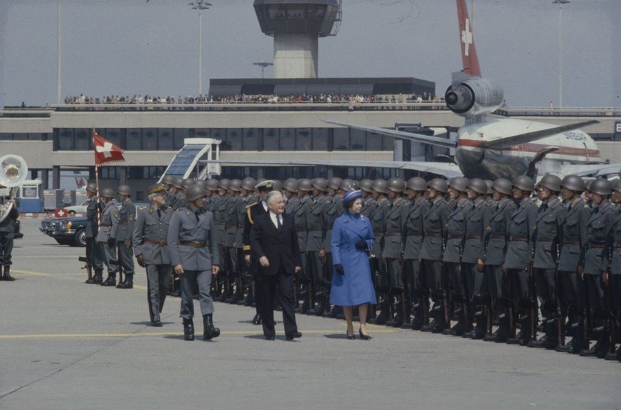 Zurich-Kloten Airport, Queen Elizabeth II and President Chevallaz parading off the honorary company
29.04.1980