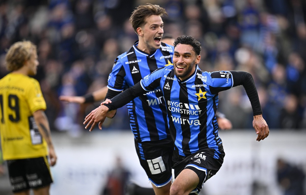UPPSALA, SWEDEN 20261018 Sirius Joakim Persson celebrates after scoring a goal against Elfsborg goalkeeper Isak Pettersson during Sunday s Allsvenskan football match between league leaders IK Sirius F ...