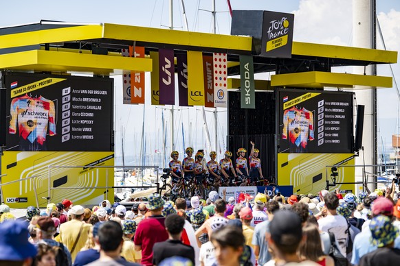 epa13146083 The team Introducing with Netherlands' Lorena Wiebes of team SD Worx Protime before the start during the first stage a 137 km loop from Lausanne to Lausanne at the 5th edition of the  ...
