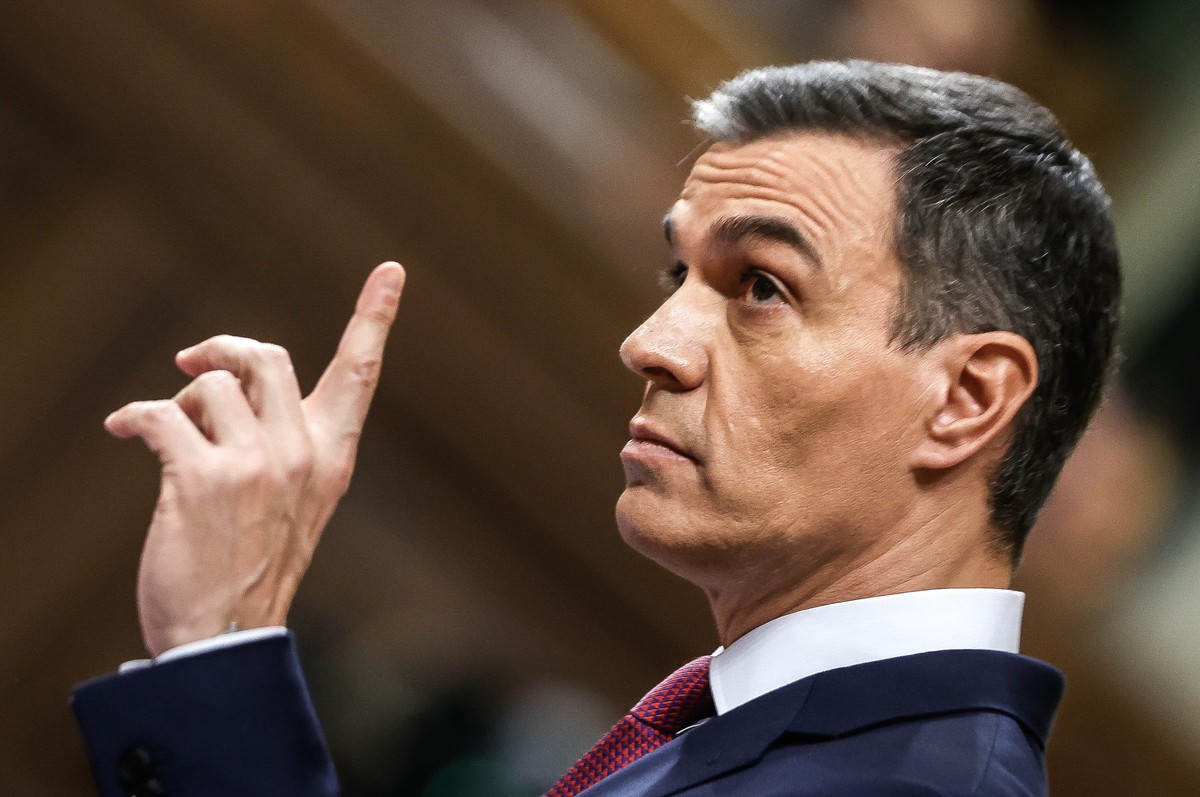 epa10976011 Spain?s acting Prime Minister Pedro Sanchez gestures as he delivers a speech during the first day of his investiture debate, in Madrid, Spain, 15 November 2023. Pedro Sanchez on 15 Novembe ...