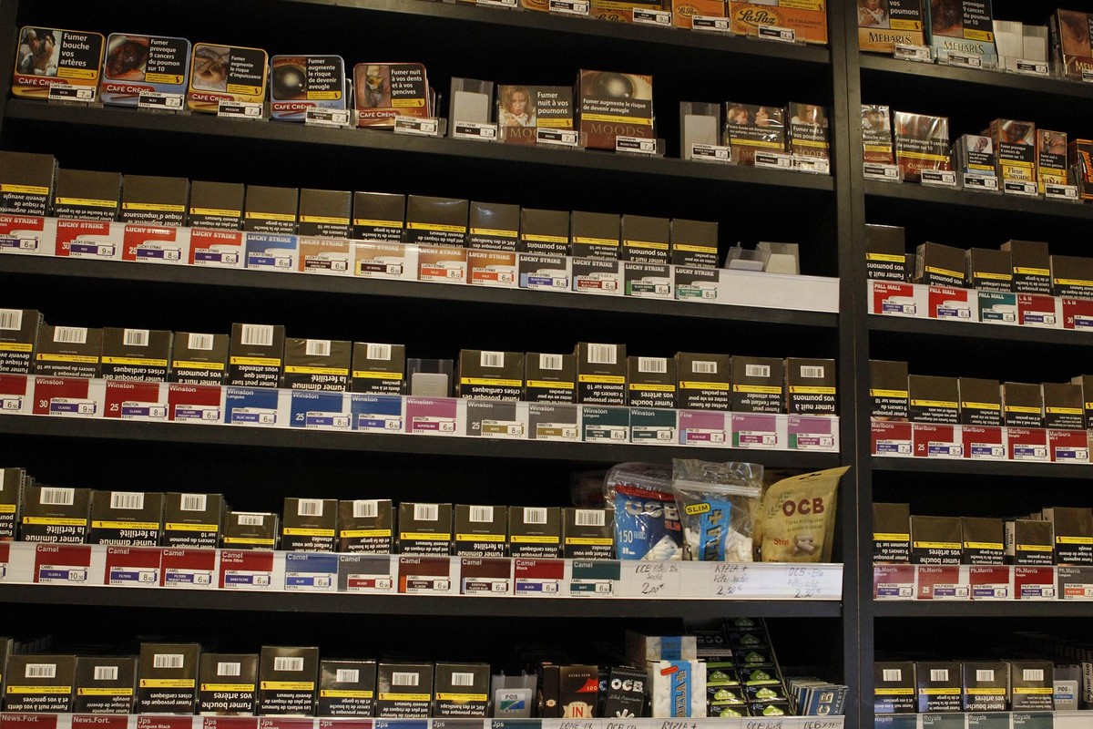 Zigarettenschachteln im Regal eines Tabakladens - Paris - 16/01/2017 MichaelBaucher/Panoramic PUBLICATIONxNOTxINxFRAxITAxBEL

Cigarette boxes in Shelf a Tobacco shop Paris 16 01 2017 MichaelBaucher Pa ...