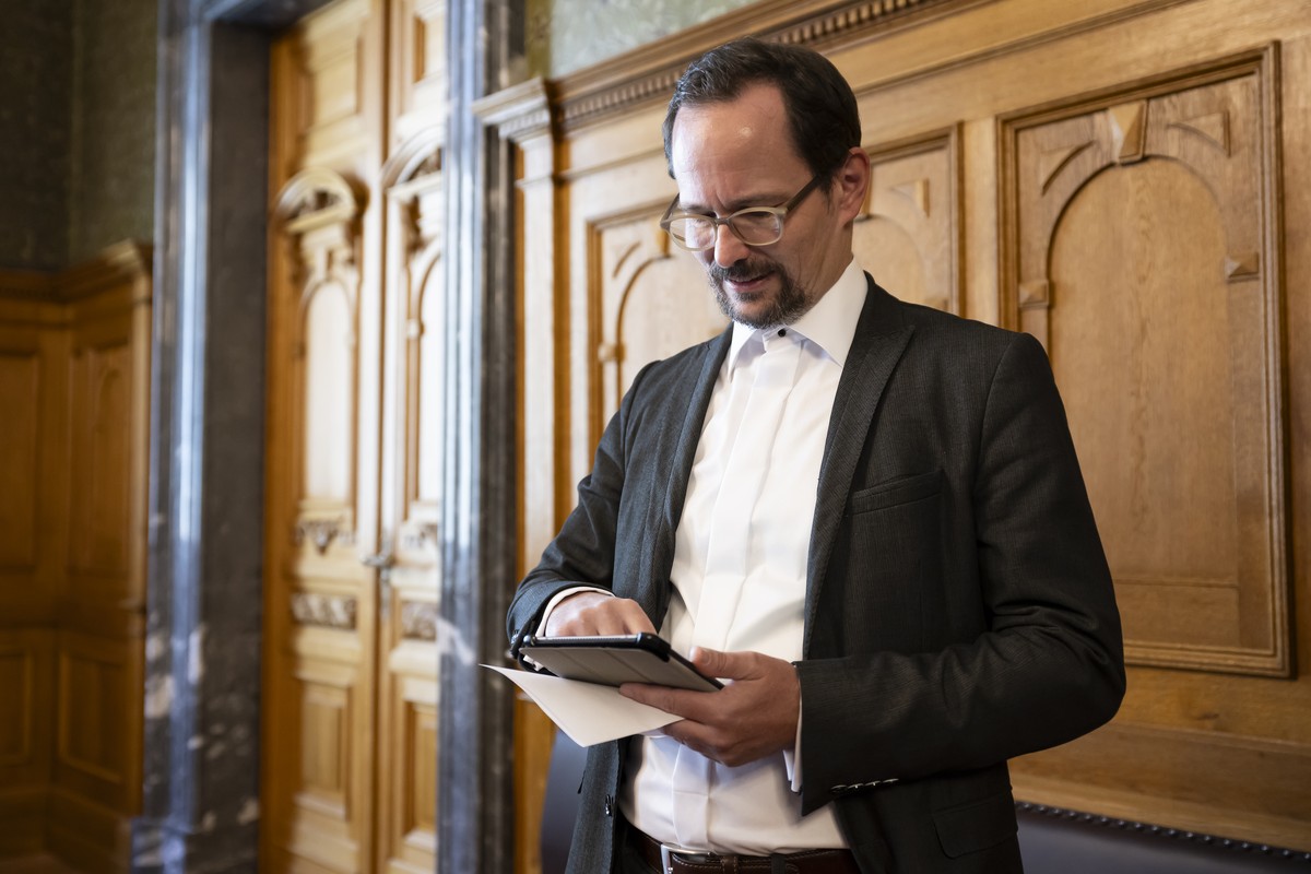Balthasar Glaettli, Parteipraesident Gruene Schweiz und Nationalrat GP-ZH, reagiert kurz vor seinem Radio-Interview, im Vorzimmer des Nationalrats, am Wahltag der Eidgenoessischen Parlamentswahlen, am ...