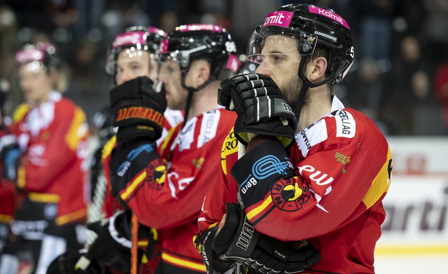 Berns Romain Loeffel, rechts, reagiert nach der Niederlage zum 3-4, im sechsten Eishockey Playoff Viertelfinalspiel der National League zwischen dem SC Bern und den EHC Biel, am Sonntag, 26. Maerz 202 ...