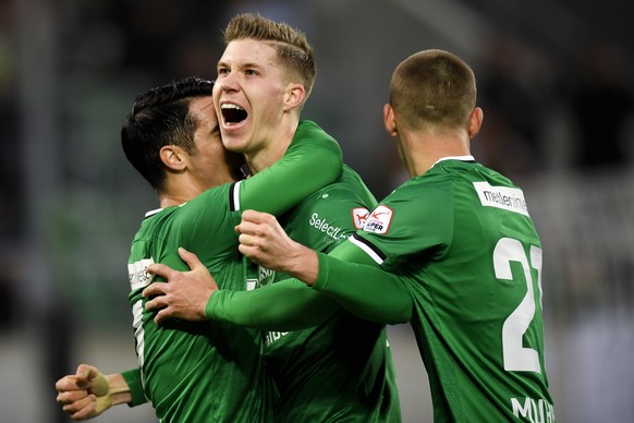 St.Gallens Victor Ruiz Abril, 2-0 Torschuetze Cedric Itten, und Miro Muheim, von links, beim Fussball Super-League Spiel zwischen dem FC St. Gallen und dem Neuchatel Xamax FCS, am Sonntag, 24. Novembe ...