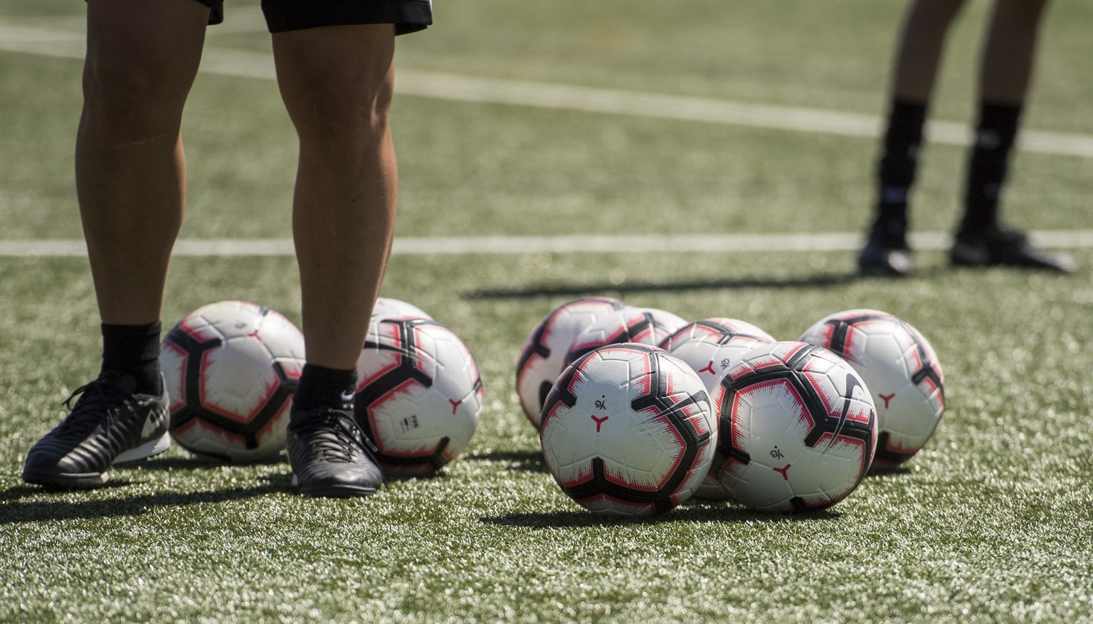 Die Baelle liegen bereit fuer die Spieler des BSC Young Boys und ihr erstes Training der Saison 2019/20 der Fussball Super League, am Montag, 17. Juni 2019, in Bern. (KEYSTONE/Alessandro della Valle)