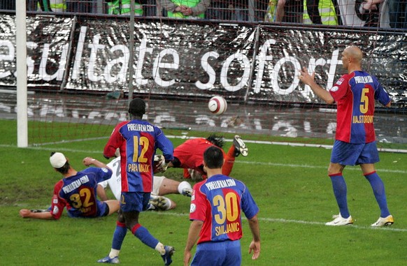 Der Basler Torhueter Pascal Zuberbuehler, Mitte am Boden, kassiert in der Nachspielzeit den 1:2 Siegtreffer fuer die Zuercher von Julian Filipescu im Fussball Meisterschaftsspiel der Super League zwis ...