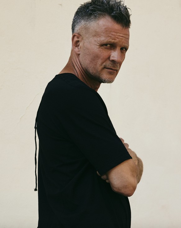 Designer Viktor Anisimov hat die Marke «VIKTORANISIMOV» 1997 gegründet.