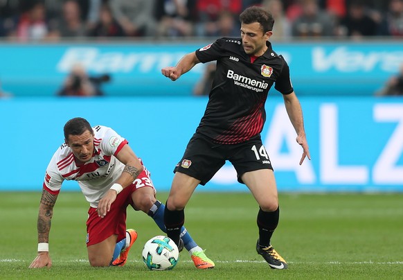 epa06224563 Hamburg&#039;s Sejad Salihovic in action against Leverkusen&#039;s Admir Mehmedi (R) during the German Bundesliga soccer match between Bayer 04 Leverkusen and Hamburger SV in Leverkusen, G ...