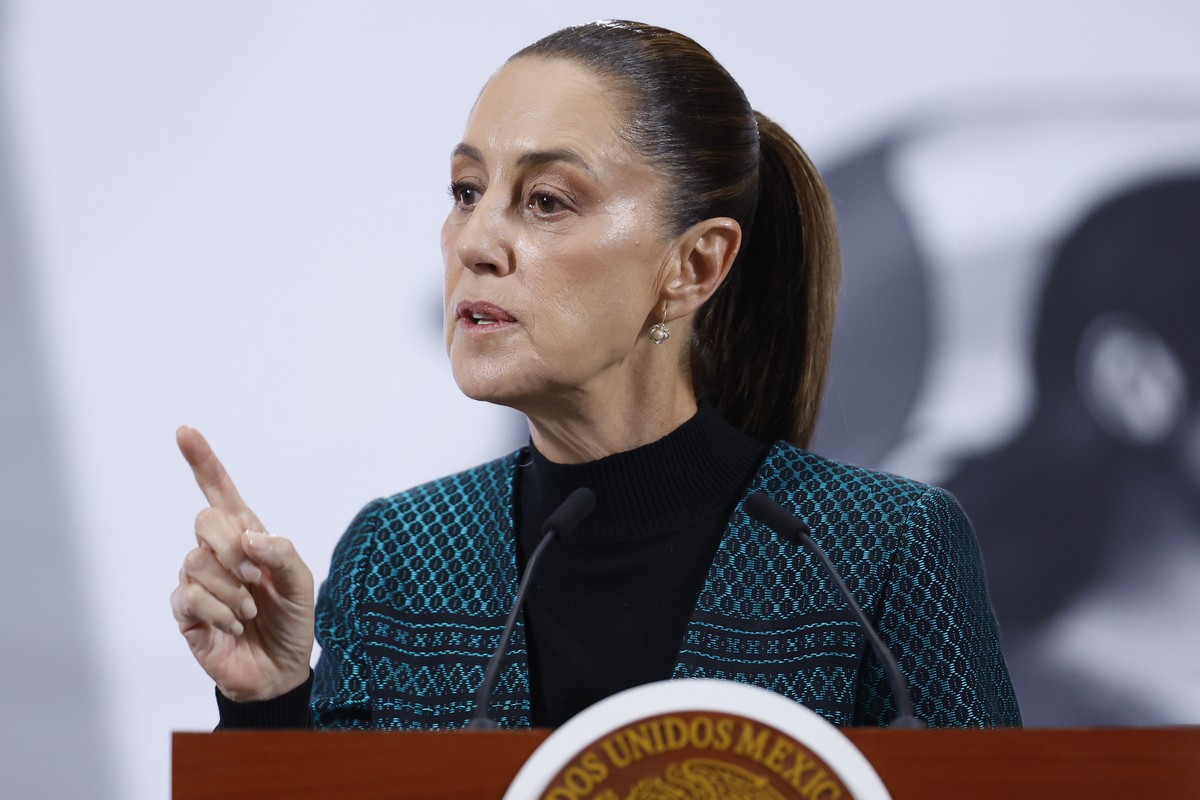 epa12502929 Mexican President Claudia Sheinbaum speaks during a press conference at the National Palace in Mexico City, Mexico, 04 November 2025. Sheinbaum stated that the alleged plan by US President ...