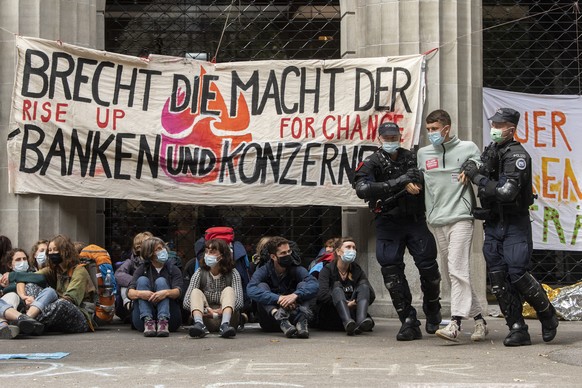 Menschen der Gruppierung von &quot;Rise Up for Change&quot; werden bei der Besetzung der UBS unter dem Motto &quot;Transparenz aller Finanzfluesse&quot; an der Bahnhofstrasse verhaftet, aufgenommen am ...