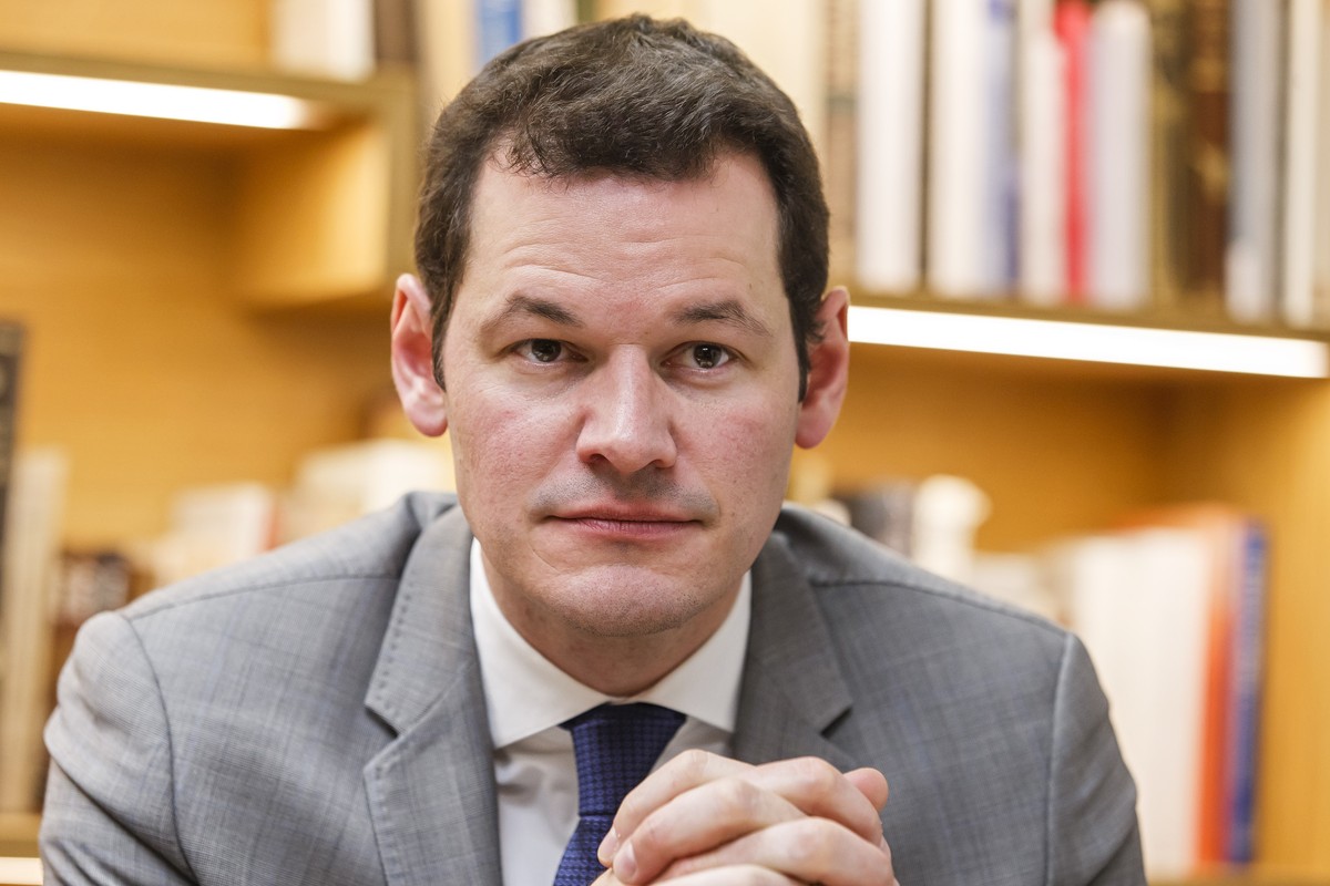 Le candidat PLR Pierre Maudet (PLR) presente les 20 engagements communs de l'Entente pour la prochaine legislature, lors d'une conference de presse, ce mardi 10 avril 2018 a Geneve. (KEYSTON ...