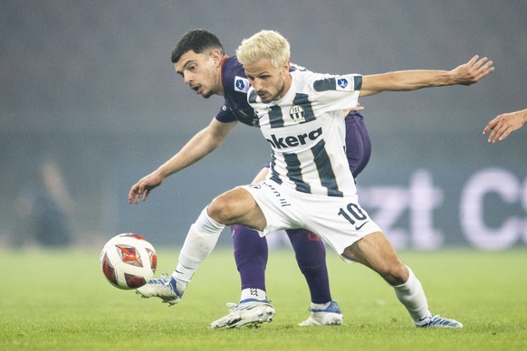 Lausannes Zeki Amdouni, links, spielt um den Ball mit Zuerichs Antonio Marchesano, rechts, im Fussball Meisterschaftsspiel der Super League zwischen dem FC Zuerich und dem FC Lausanne-Sport im Letzigr ...