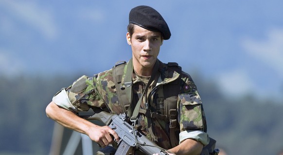 1213 Rekruten erhalten weder eine Waffe, noch werden sie in den Militärdienst eingeteilt.