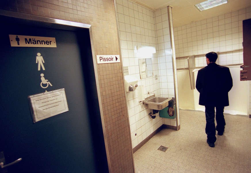 Das Pissoir im Shop-Ville unter dem Zuercher Hauptbahnhof, das einzige Gratis-Pissoir im ganzen Bahnhof, aufgenommen am 19. Oktober 1998. Hier ist der Treffpunkt der &#039;Stricher-Szene&#039;. An die ...