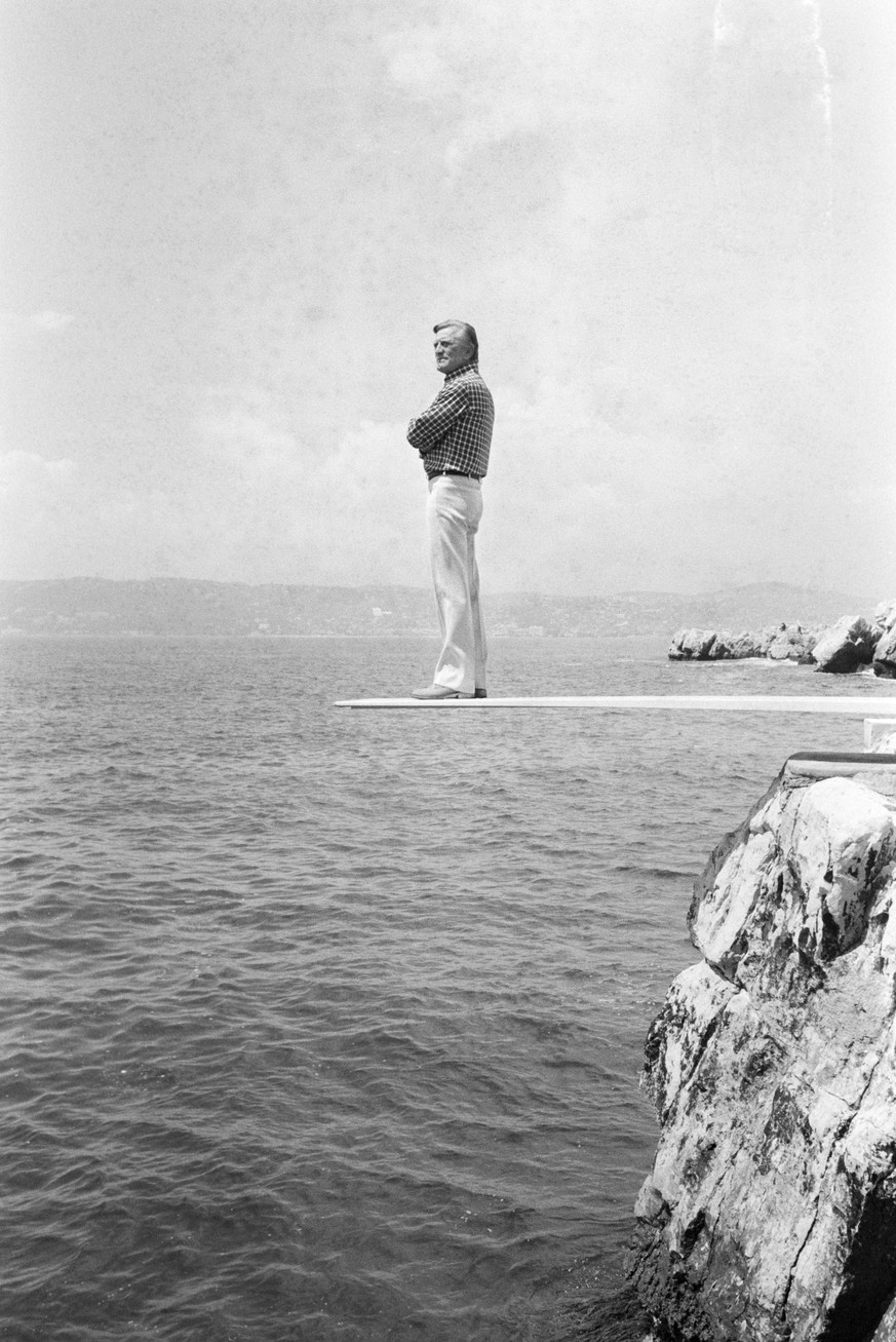 1980: Kirk Douglas ist Jurypräsident, ein Amt, bei dem er sich offenbar so allein gelassen fühlt wie auf einem Sprungbrett über den Klippen von Cannes. 