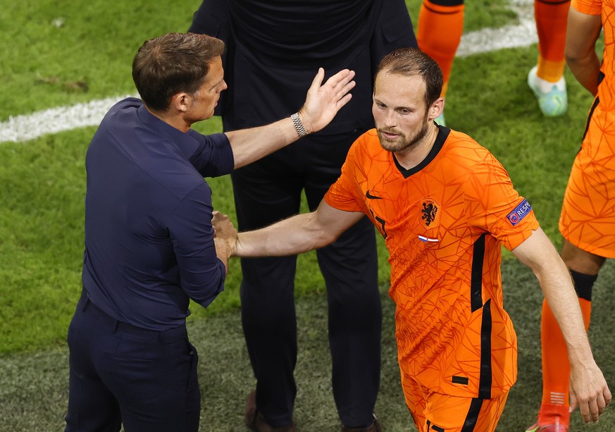 epa09281226 Netherlands head coach Frank de Boer (L) and Daley Blind (R) react during the UEFA EURO 2020 preliminary round group C soccer match between the Netherlands and Austria in Amsterdam, Nether ...