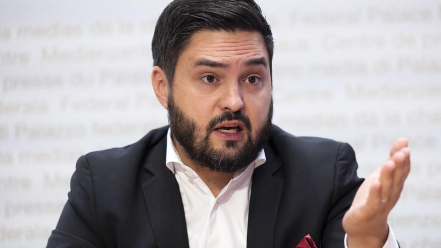 Cedric Wermuth, Co-Praesident SP, spricht waehrend einer Medienkonferenz der SP zur Kampagne fuer die eidgenoessischen Wahlen am Montag, 7. August 2023 in Bern. (KEYSTONE/Peter Klaunzer)