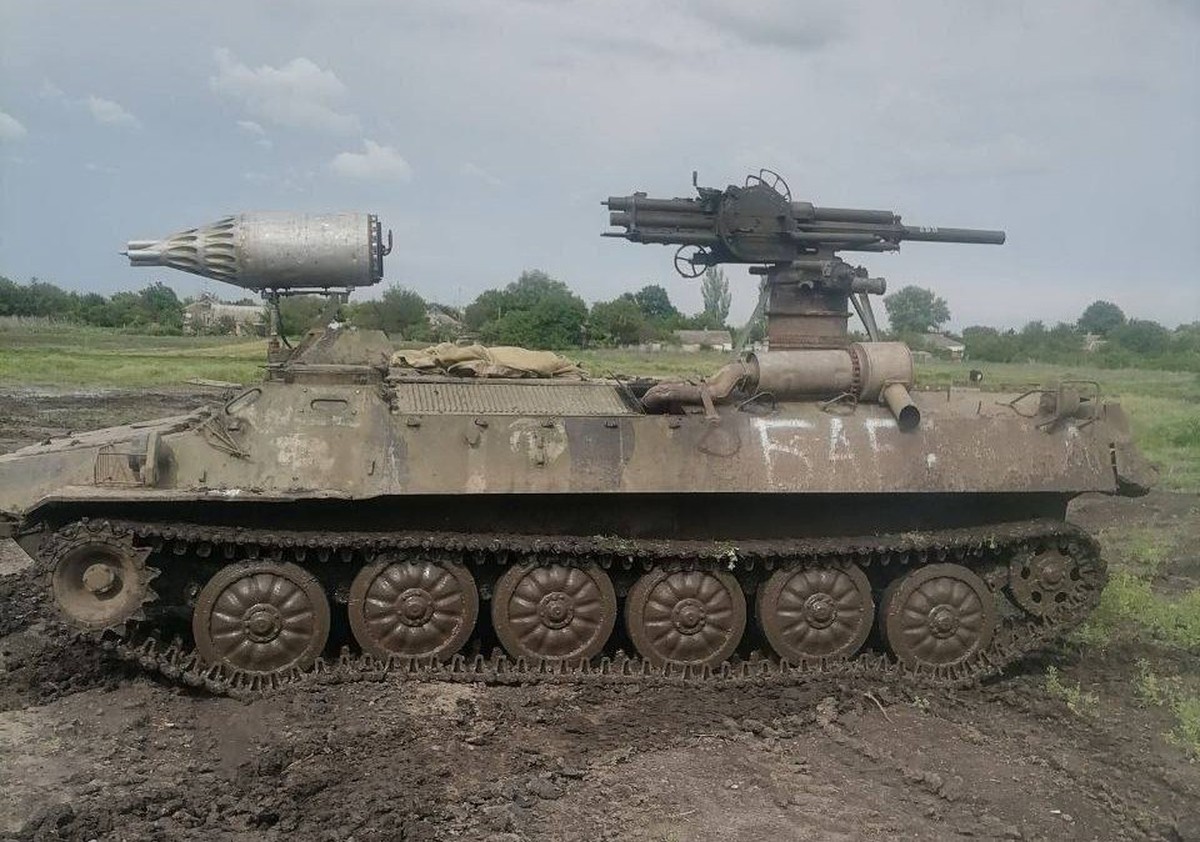 Un MT-LB équipé d'un lance-roquettes (à gauche), normalement monté sur des avions ou des hélicoptères, et d'un canon mortier 2B9 Vasilek de 82 mm.