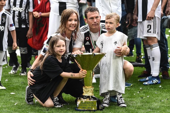 Mg Torino 19/05/2018 - campionato di calcio serie A / Juventus-Hellas Verona / foto Matteo Gribaudi/Image nella foto: Stephan Lichtsteiner-Manuela Markworth Naomi Lichtsteiner PUBLICATIONxNOTxINxITA