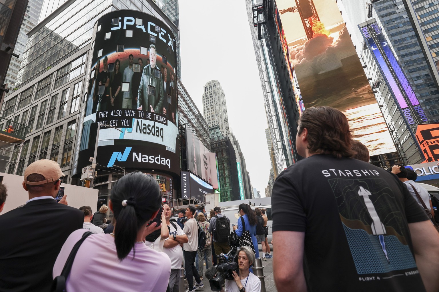 KEYPIX - epa13032816 SpaceX founder and CEO Elon Musk is shown on a screen making a speech before his company is listed on the Nasdaq market in New York, New York, USA, 12 June 2026. SpaceX begins tra ...