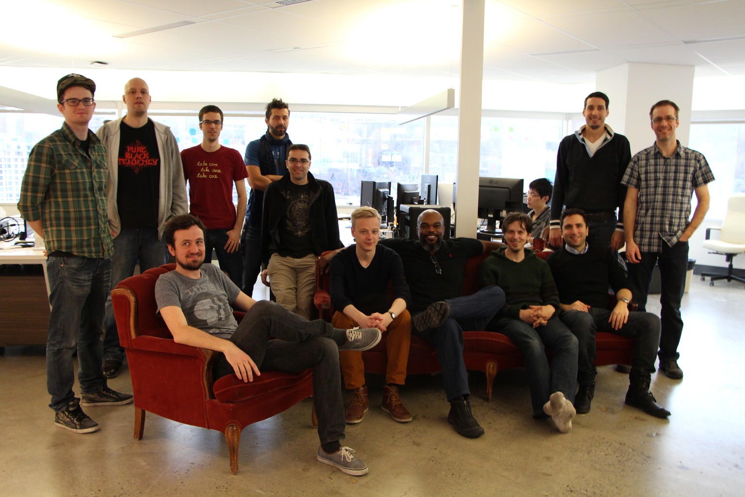 Das Entwickler-Team von Square Enix Montreal. Daniel Lutz sitzt auf dem Sofa ganz links.&nbsp;