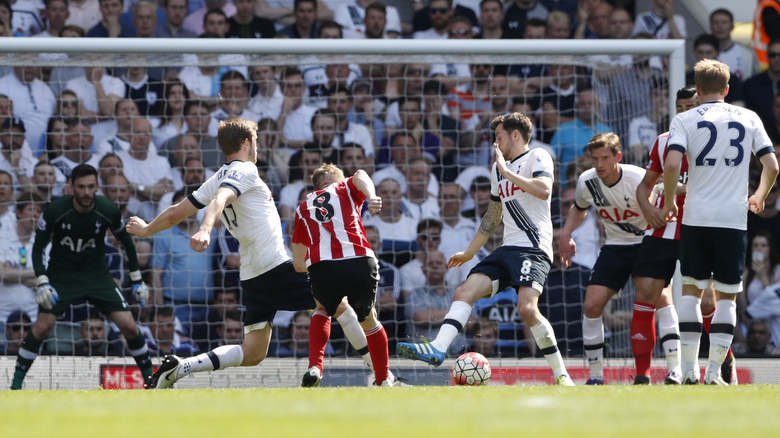 Die Entscheidung an der White Harte Lane: Davis schiesst zwischen vielen Spurs-Beinen hindurch zum 2:1.