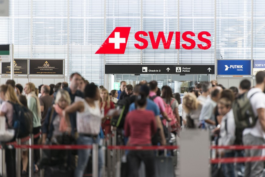 ARCHIVBILD ZU DEN QUARTALSZAHLEN VON SWISS, AM DIENSTAG, 30. APRIL 2019 ---- Passengers queue in the check-in hall 1 at Zurich Airport, pictured in Kloten, Switzerland, on July 31, 2014. (KEYSTONE/Chr ...