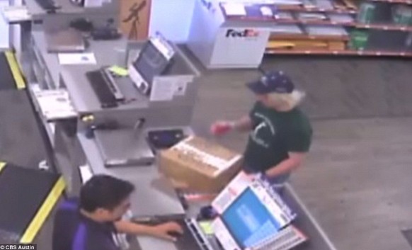 Der Tatverdächtige gibt ein Paket ab.