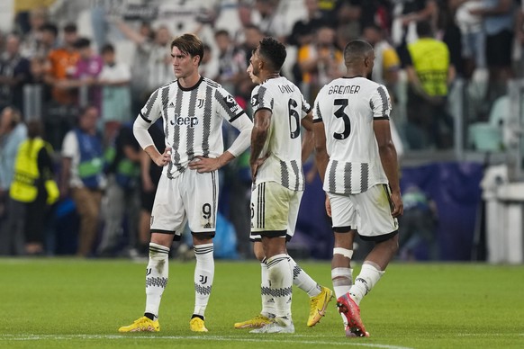 Juventus' Dusan Vlahovic, left, stands next to his teammates after the end of a Champions League group H soccer match between Juventus and Benfica at the Allianz stadium,Turin, Italy, on Wednesday, Sept. 14, 2022. Benfica won 2-1.(AP Photo/Antonio Calanni)
