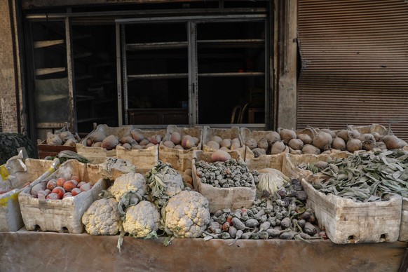 epa06365789 A view on vegetables covered with dust from rubbles o damaged houses after an aistrike in Hamoria city, Damascus suburbs, Syria, 03 December 2017. According to activists, 17 people were ki ...