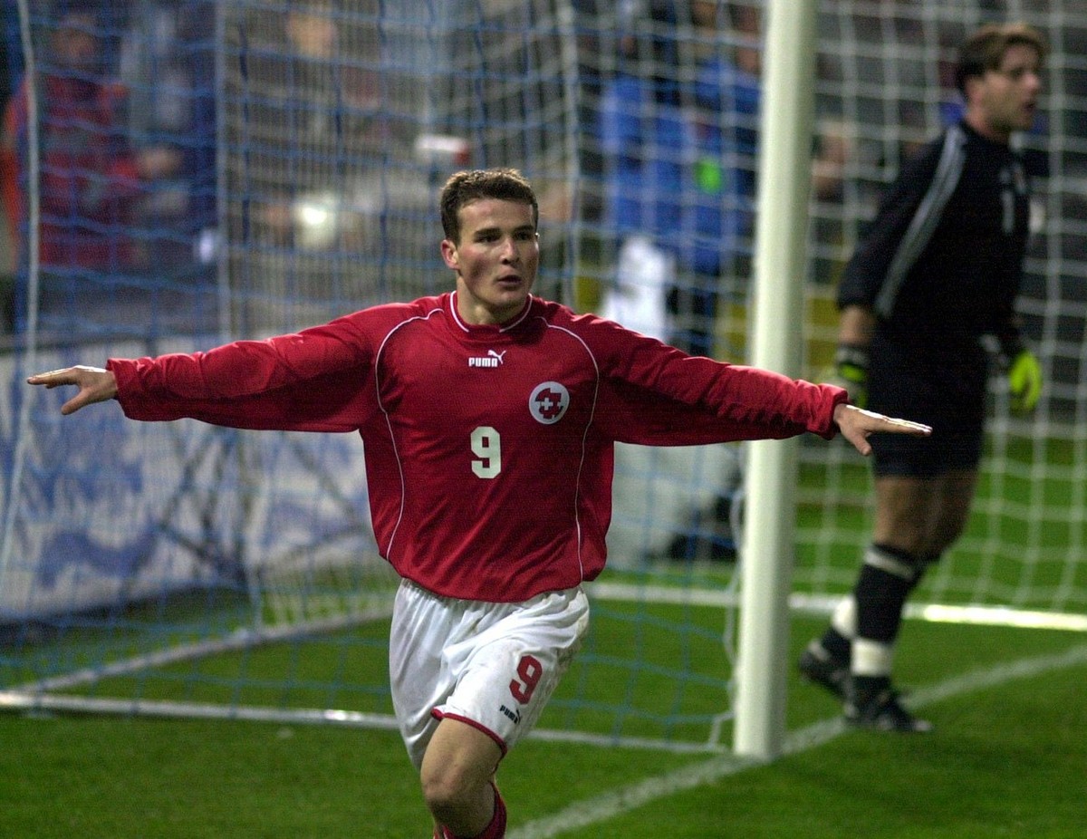 Switzerland's Alex Frei celebrates after scoring the fifth goal for his team during the Soccer World Cup qualifier Switzerland against Luxemburg in Zurich on Wednesday, March 28, 2001. (KEYSTONE/ ...