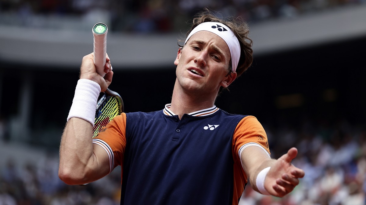 epaselect epa10685419 Casper Ruud of Norway reacts as he plays Novak Djokovic of Serbia in their Men's final match during the French Open Grand Slam tennis tournament at Roland Garros in Paris, F ...