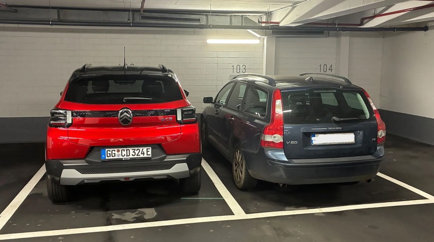«Kleines» E-SUV vs. klassischer Kombi: Neben dem Citroën sieht selbst ein Volvo klein aus.