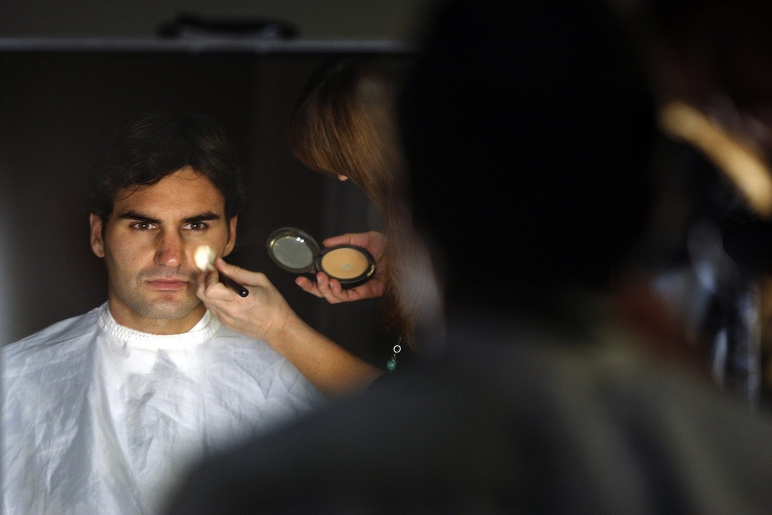 Der Schweizer Tennisprofi Roger Federer wird geschminkt vor einem Fotoshooting mit Brady Dougan, CEO der Credit Suisse, am Montag, 16. November 2009, in Zuerich. Federer und Credit Suisse haben eine l ...