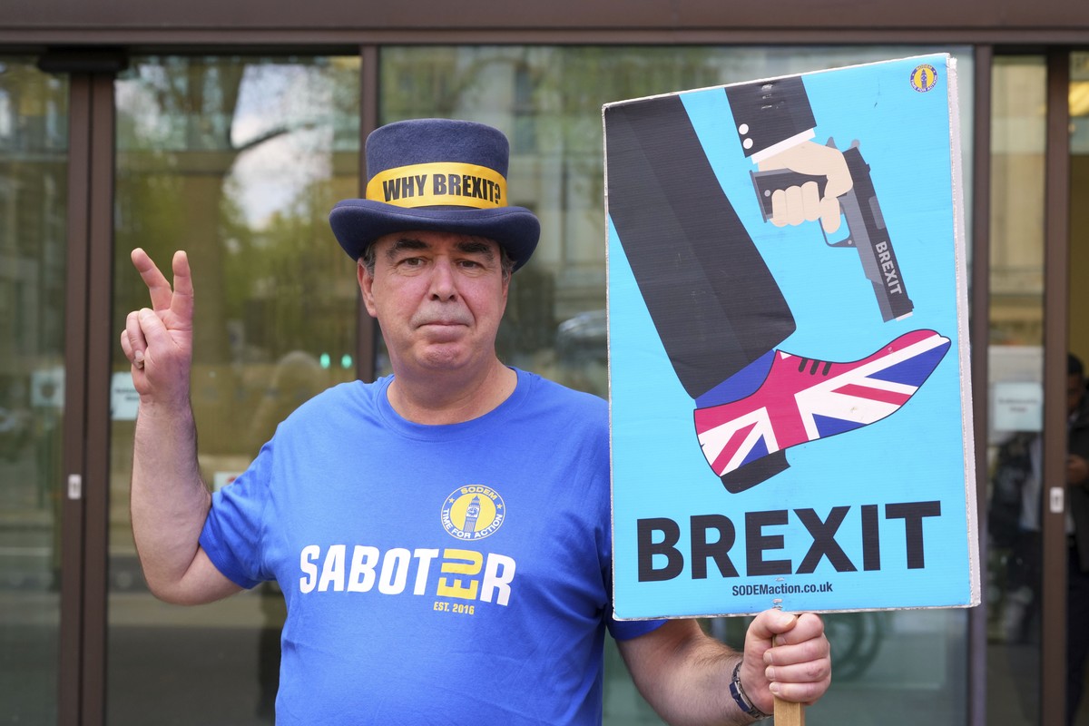 Anti-Brexit campaigner Steve Bray celebrates as he leaves Westminster Magistrates Court in London, Monday, April 14, 2025, after he has been found not guilty to failing without reasonable excuse to co ...