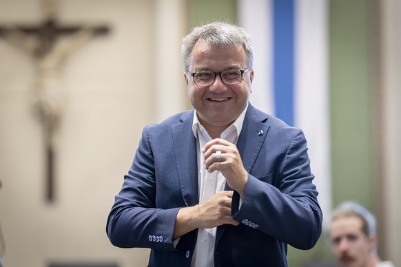 Andreas Hausheer, Die Mitte, reagiert nach seiner Wahl im Kantonsratssaal anlaesslich der Ersatzwahl in den Zuger Regierungsrat in Zug, am Sonntag, den 8. August 2025. (KEYSTONE/Christian Merz)
