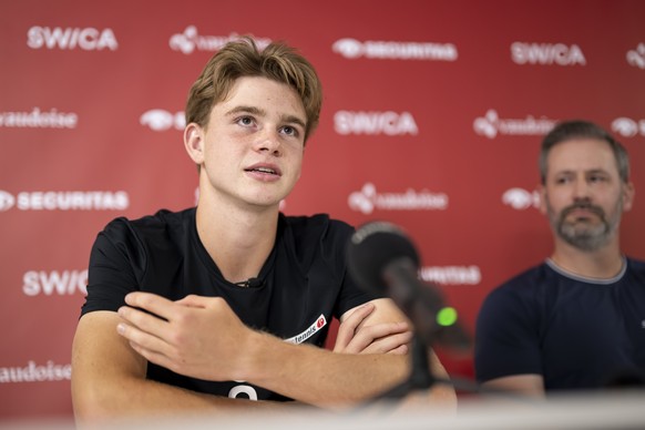 Der Schweizer Tennisspieler Henry Bernet, links, spricht neben der bisherige Coach: Swiss Tennis-Nationaltrainer Kai Stentenbach, waehrend einem Medien-Roundtable, am Mittwoch, 29. Januar 2025 in der  ...
