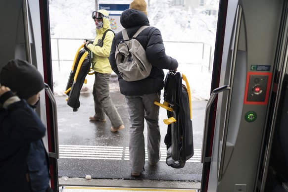 Ausfluegler mit einem Bob fahren von Zuerich HB bis Triemli in der SZU-Bahn am Samstag, 16. Januar 2021 in Zuerich. (KEYSTONE/Gaetan Bally)