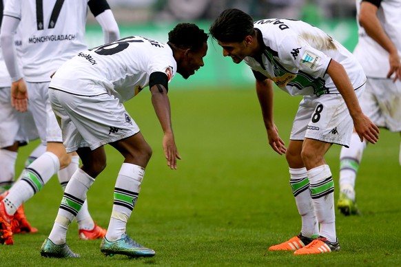 Traore und Dahoud bejubeln den Gladbacher Führungstreffer.