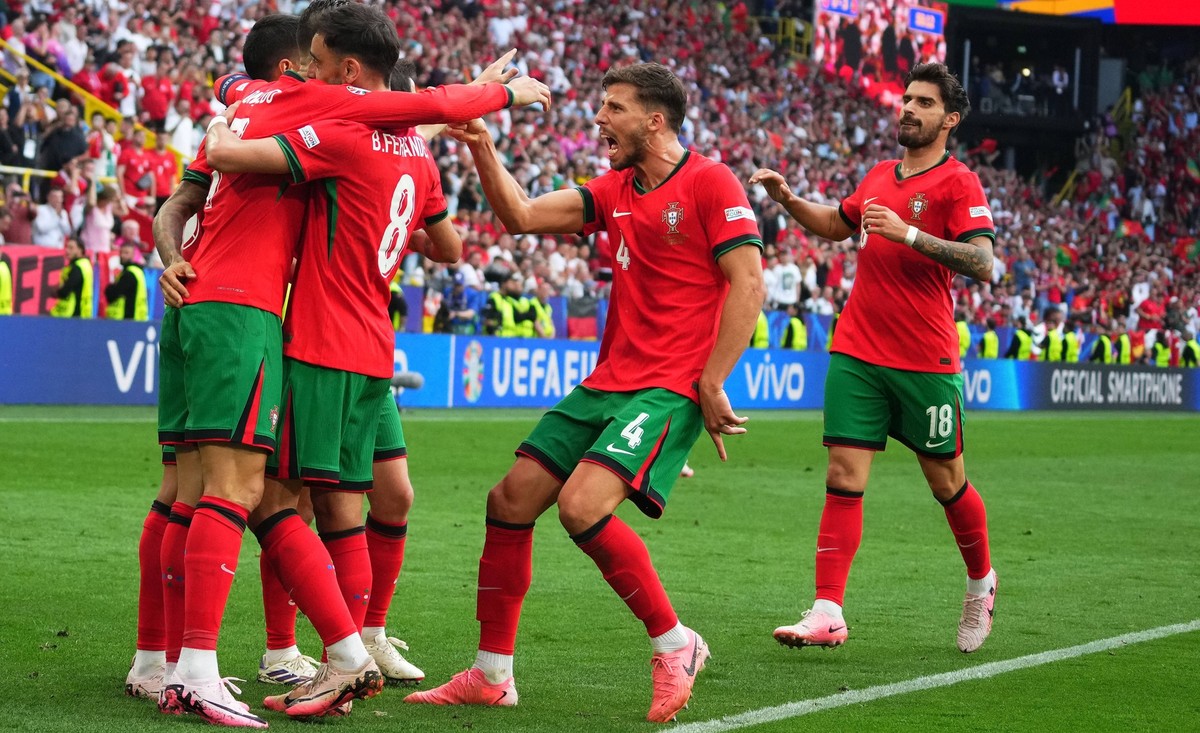 GER: Turkiye v Portugal. UEFA EURO, EM, Europameisterschaft,Fussball 2024 Cristiano Ronaldo of Portugal celebrates to goal scored 0-3 by his teammate Bruno Fernandes during the UEFA Euro 2024 match be ...