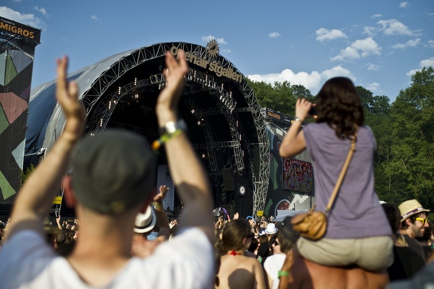 Festivalbesucher geniessen das Konzert von Zueri West, am Openair St. Gallen am Donnerstag, 29. Juni 2012 im Sittertobel in St. Gallen. (KEYSTONE/Ennio Leanza)