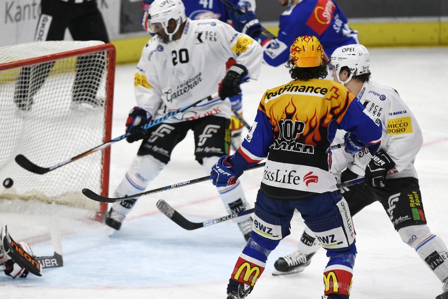 Der Zuercher Roman Wick schiesst das 1-0 fuer die ZSC Lions, beim Eishockeyspiel der National League A zwischen den ZSC Lions und dem HC Fribourg-Gotteron, am Sonntag, 20. November 2016, in Zuerich. ( ...