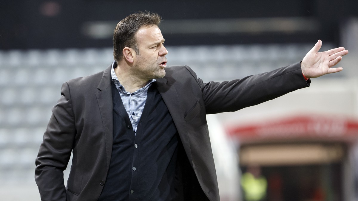 ZUM NEUEN CHEFTRAINER VOM FC AARAU, PATRICK RAHMEN, STELLEN WIR IHNEN HEUTE, 16. APRIL 2018, FOLGENDES BILDMATERIAL ZUR VERFUEGUNG - Patrick Rahmen, coach of FC Biel-Bienne, instructs his players, dur ...
