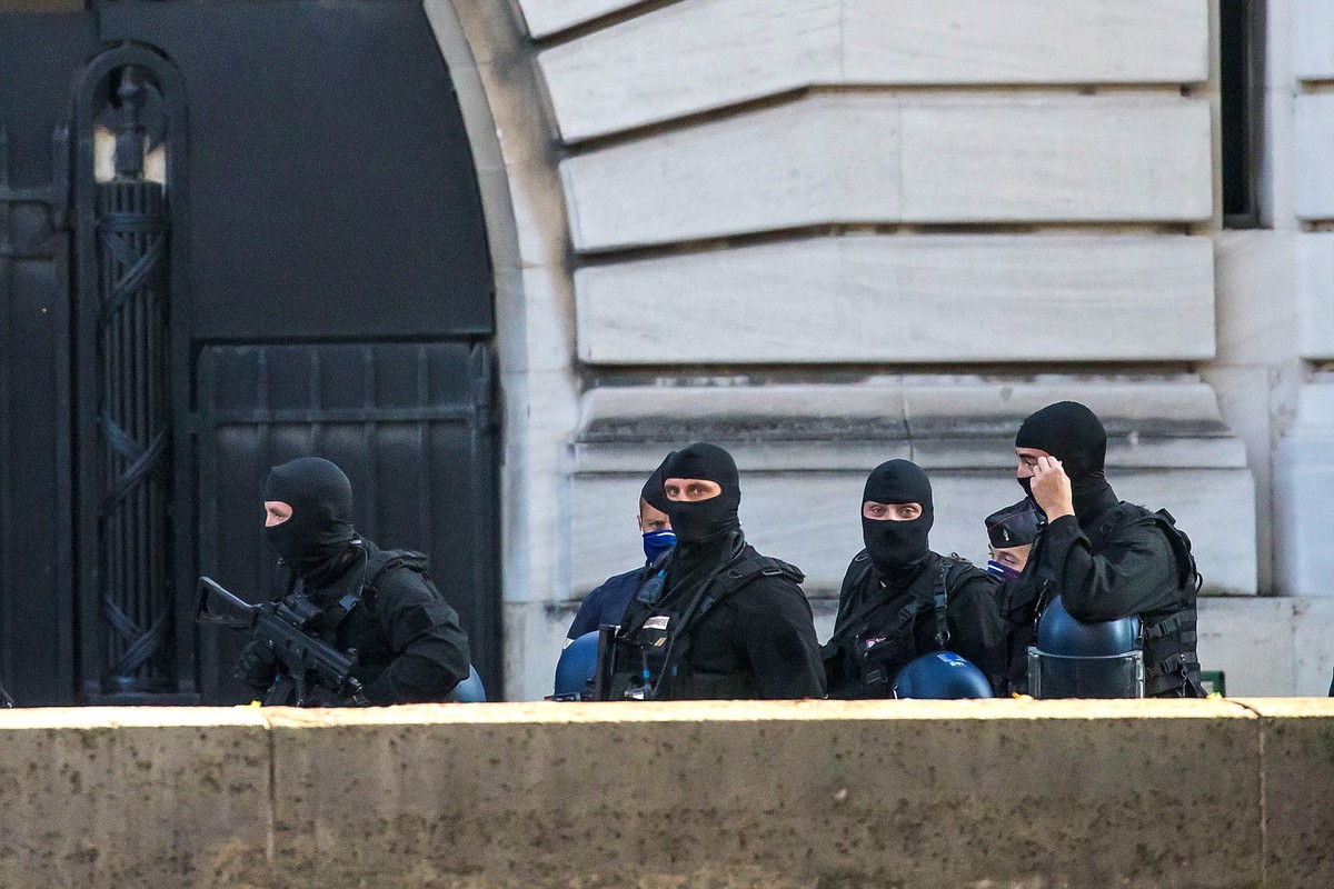 epa09455044 French police officers after the arrival of convoys transporting Salah Abdeslam and other members of the commando accused of being involved in the 2015 Paris attacks, outside the Paris cou ...
