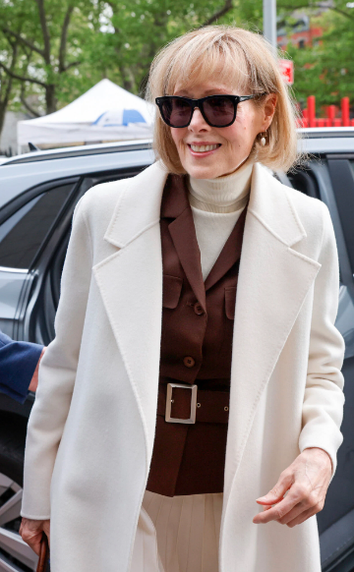 Des couleurs douces, une ceinture et beaucoup de couches: le go-to d'E. Jean Carroll.
