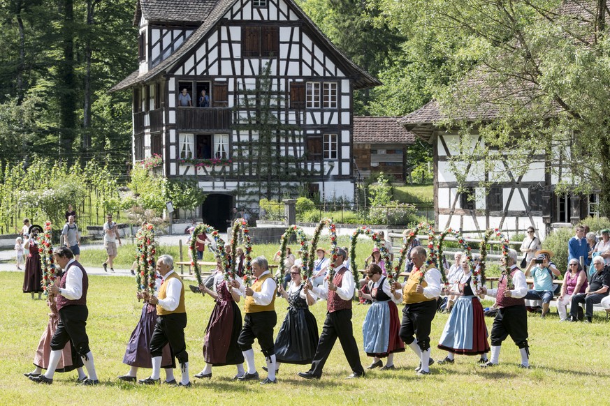 Eine Trachtentanzgruppe aus Liechtenstein bei einer Auffuehrung vor den Haeuser des oestlichen Mittelland anlaesslich des Trachten- und Tanztages am Sonntag, 3. Juni 2018 zu den 50-Jahr-Feierlichkeite ...