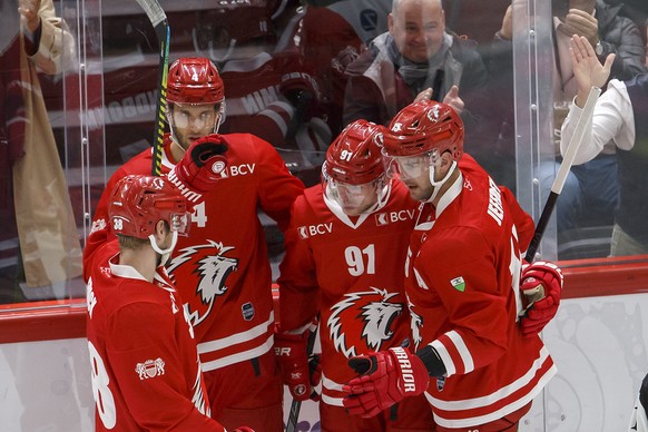 Lausanne&#039;s forward Joel Vermin #91 celebrates his goal with teammates defender Lukas Frick, left, defender Petteri Lindbohm, of Finland, 2nd left, center Dustin Jeffrey, of Canada, right, after s ...