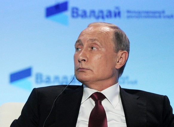 epa05605961 Russian President Vladimir Putin attends an annual meeting of the Valdai Discussion Club in the Black Sea resort of Sochi, Russia, 27 October 2016. EPA/MICHAEL KLIMENTYEV / SPUTNIK / KREML ...