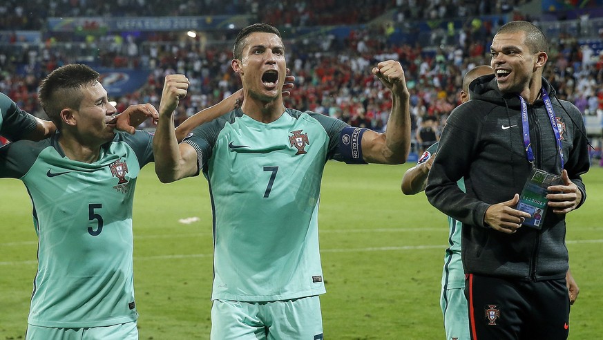 06.07.2016; Lyon; Fussball Euro 2016 - Halbfinale - Wales - Portugal; 
Raphael Guerreiro, Cristiano Ronaldo und Pepe (POR)
(VI Images/freshfocus)