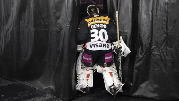 ARCHIVBILD ZUM WECHSEL VON LEONARDO GENONI VOM SC BERN ZUM EV ZUG, AM DIENSTAG, 7. AUGUST 2018 - Bern Goalie Leonardo Genoni ist fotografiert beim Eishockey Meisterschaftsspiel der National League zwi ...